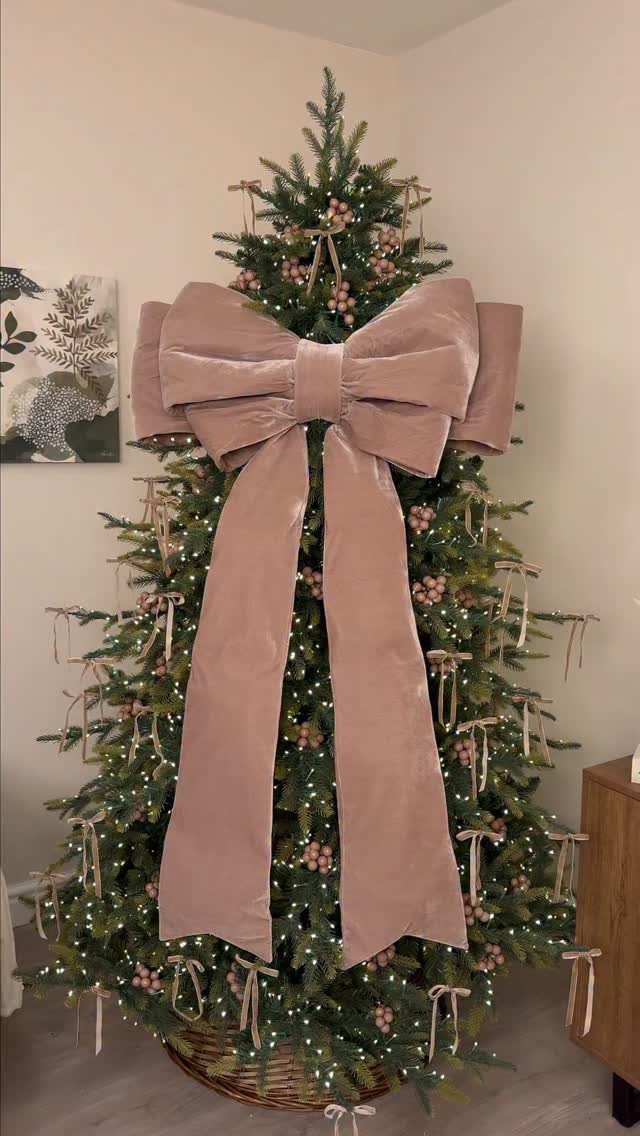 11 Christmas Tree Decorations with Ribbon Ideas 4 Green Christmas tree with a massive dusty rose velvet bow and long ribbons.