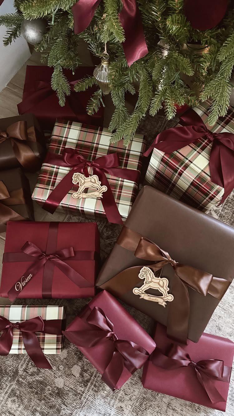 12 Cozy Christmas Living Room Ideas with Photos 10 Wrapped Christmas gifts with ribbons and wooden horses under a decorated evergreen tree.