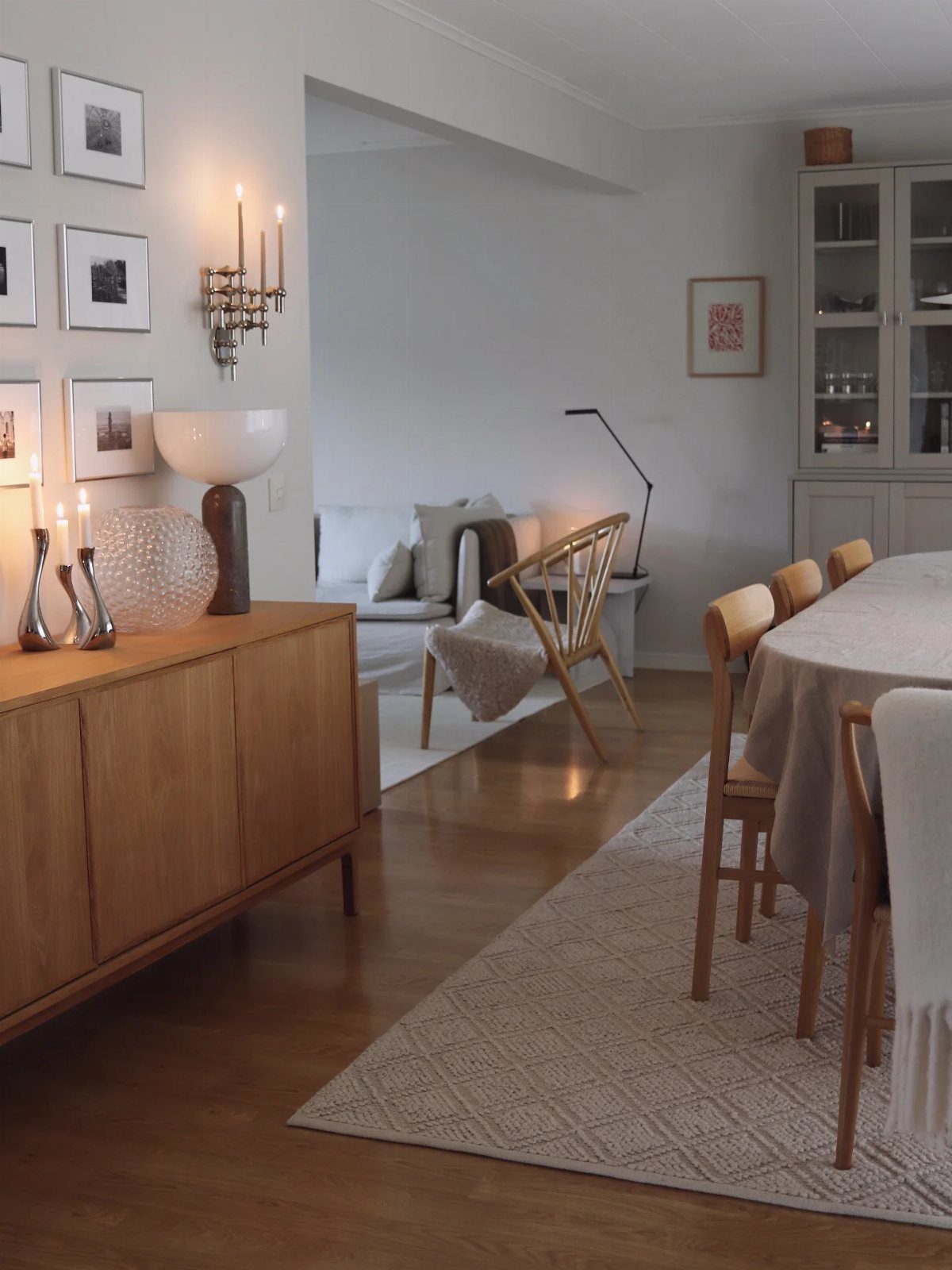 15 Dining Ideas for Small Spaces That Maximize Every Inch 7 Dining table and chairs placed on a light patterned area rug in a home.