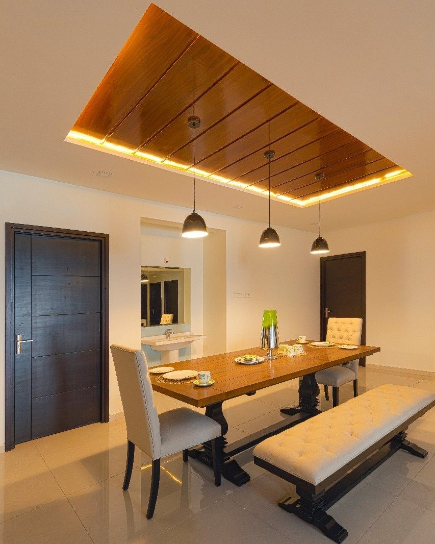 11 Dining Room Tray Ceiling Ideas with Photos 4 Wooden plank tray ceiling with cove lighting over a modern dining room set