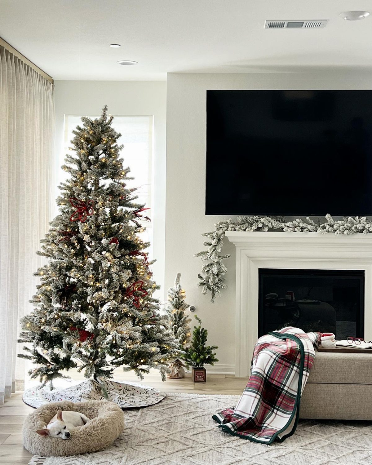 14 Modern Christmas Living Room Ideas with Photos 10 Frosted Christmas tree and decorated fireplace in a modern, neutral-toned living room.